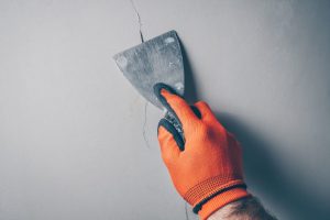 Преимущества ремонта трещин в стенах