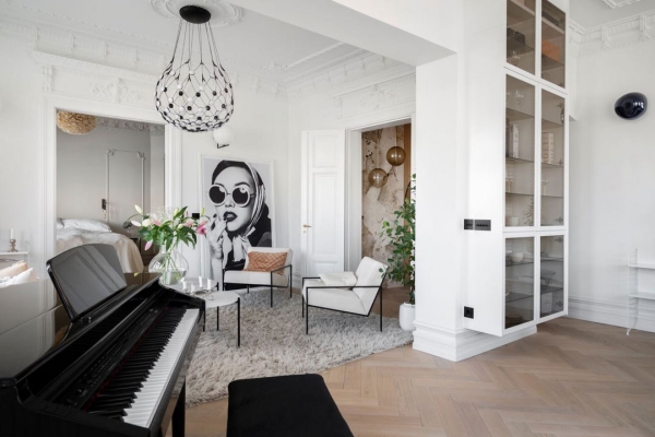 Пианино, черные акценты и лепнина: необычная квартира в Стокгольме