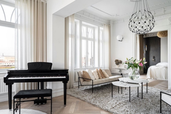 Пианино, черные акценты и лепнина: необычная квартира в Стокгольме