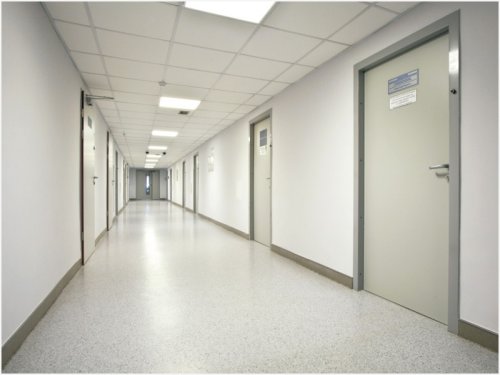 Двери из ПВХ: зачем устанавливать в больнице?
