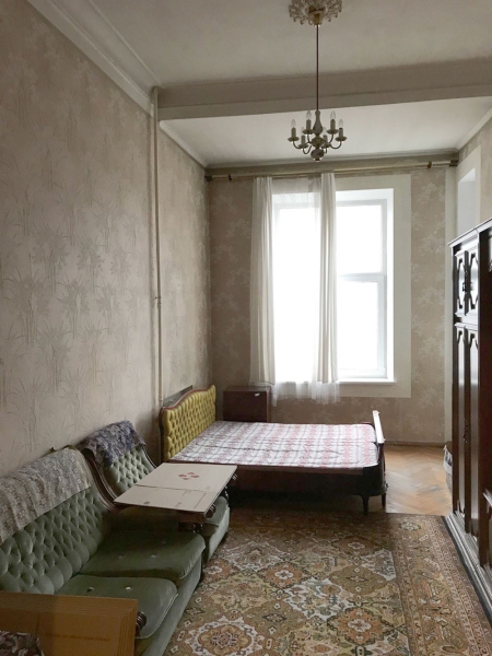 Черный потолок с лепниной и смелая мебель: эффектная переделка в центре Киева