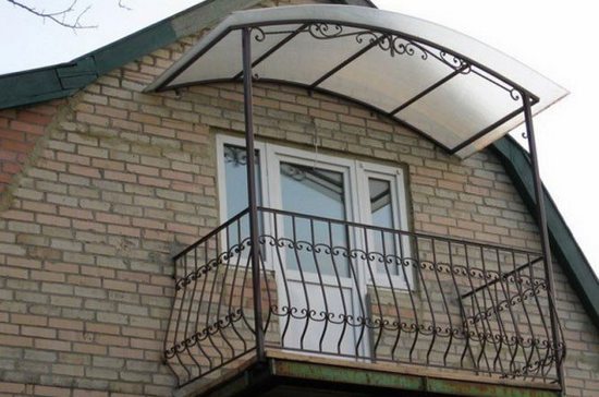 Козырек над балконом: возможные конструкции, их плюсы и минусы