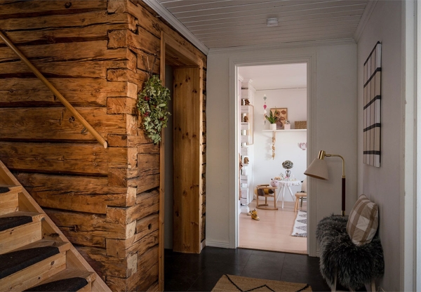 Душевный интерьер маленького дачного домика в Швеции