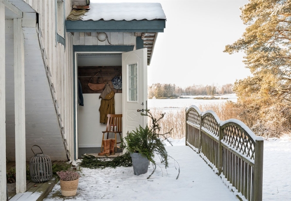 Душевный интерьер маленького дачного домика в Швеции
