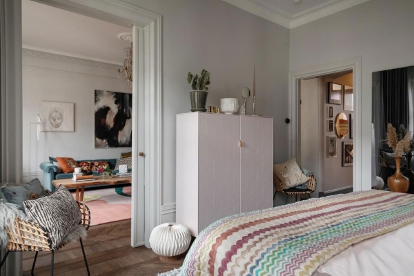 Красивая шведская квартира с эркером и классическим декором стен