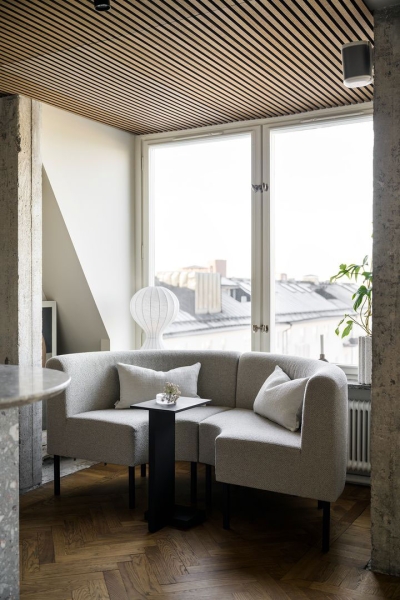Модная мебель в дизайне квартиры на последнем этаже в Стокгольме