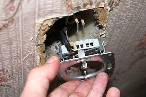 Как починить розетку — выявляем причину неисправности и ремонтируем розетку в стене