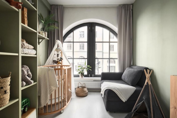Небольшая квартира Стокгольме с арочными окнами