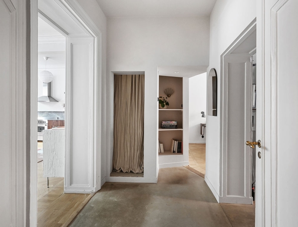 Кухня без верхних шкафчиков и камин: светлая квартира на первом этаже в Стокгольме