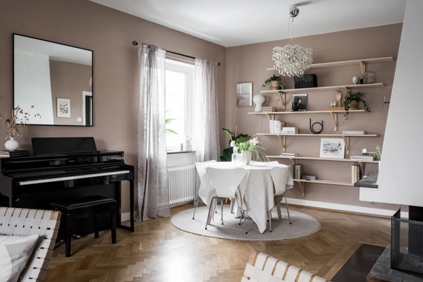 Уютная шведская квартира с кофейными стенами и винтажной мебелью