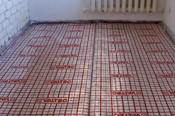 Теплый пол под ламинат на бетонный пол: нюансы проектирования + подробный монтажный инструктаж