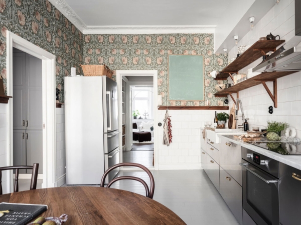 Белая гостиная и кухня из нержавейки: квартира в Гетеборге (73 кв. м)
