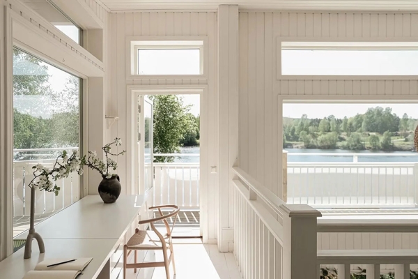 Второй свет и окна повсюду: дом у озера в Швеции