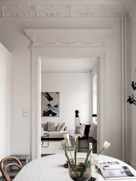 Элегантный белый интерьер со стильными темными акцентами (82 кв. м)