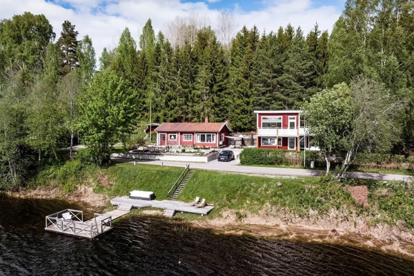 Второй свет и окна повсюду: дом у озера в Швеции