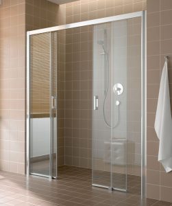 Преимущества и особенности раздвижных стеклянных шторок для ванной