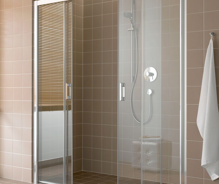 Преимущества и особенности раздвижных стеклянных шторок для ванной
